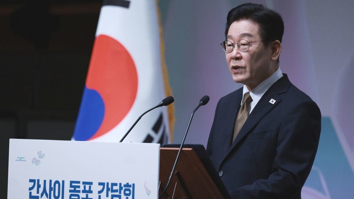 이재명 대통령이 14일 일본 나라현의 한 호텔에서 열린 간사이 동포 간담회에서 인사말을 하고 있다.  / 뉴스1