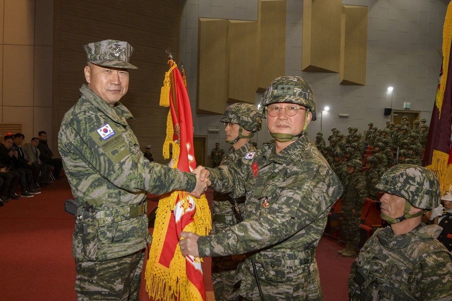 제46대 해병대 제1사단장 박성순 장군(소장)이 주일석 해병대 사령관부터 부대기를 이양받고 있다. / 이하 부대 제공