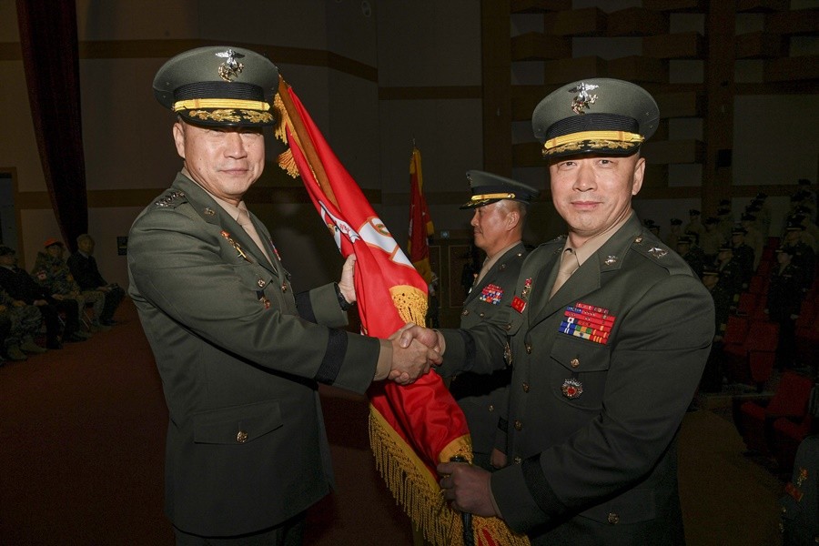 제 43대 김수용 신임 해병대 교육훈련단장이 주일석 해병대사령관으로부터 부대기를 이양받고 있다.