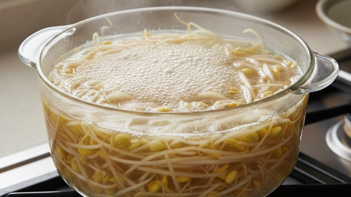끓고 있는 콩나물국. AI가 생성한 자료사진.