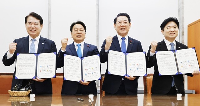 이정선 광주시 교육감, 강기정 광주시장, 김영록 전남도지사,김대중 전남도교육감(왼쪽부터)이 기념촬영을 하면서 파이팅을 하고 있다.