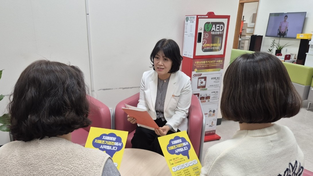 유성 치매안심센터직원이 치매조기검진에 대해 안내하고 있다. / 사진=유성구