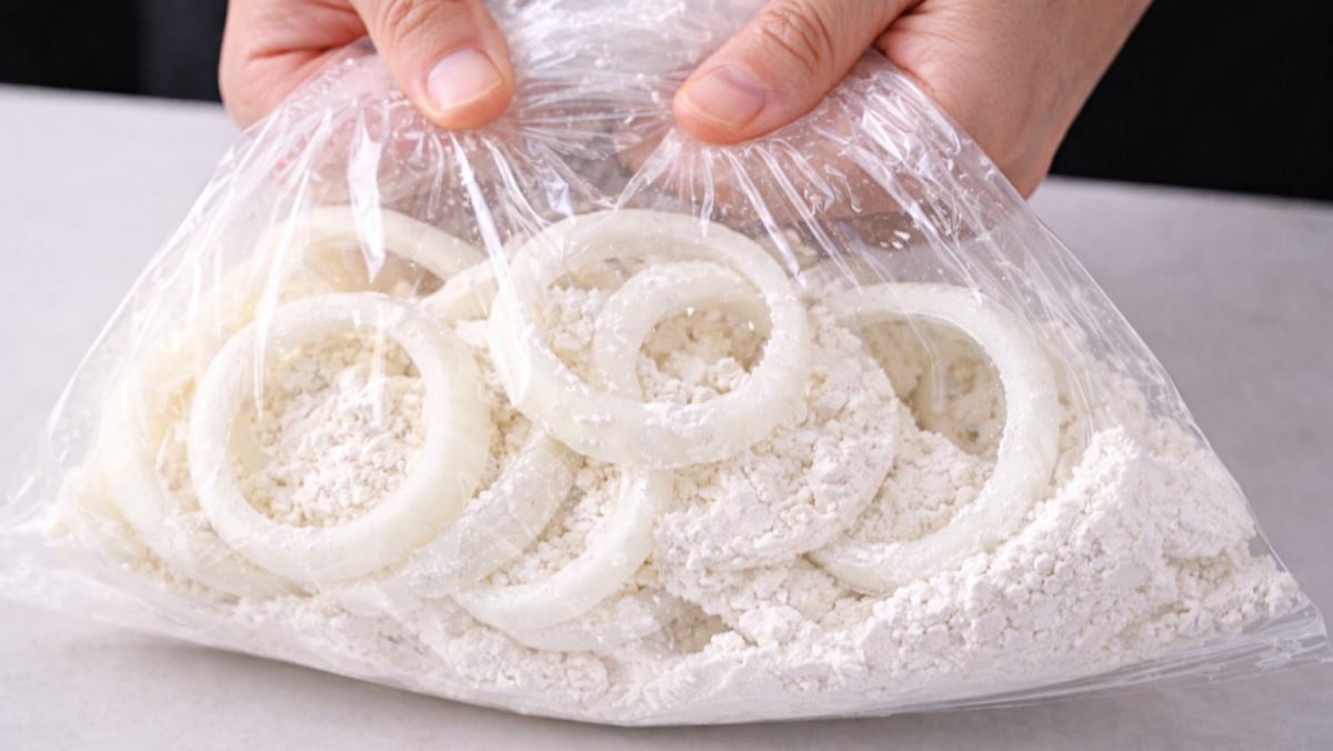 '비닐에 양파, 부침가루 넣고 흔들기?!' 기사 내용 토대로 AI툴 활용해 제작한 자료사진.