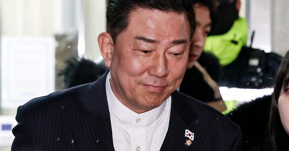 김병기 더불어민주당 전 원내대표가 12일 서울 여의도 중앙당사에서 열린 윤리심판원 회의에 출석해 소명 후 당사를 나서고 있다. / 뉴스1