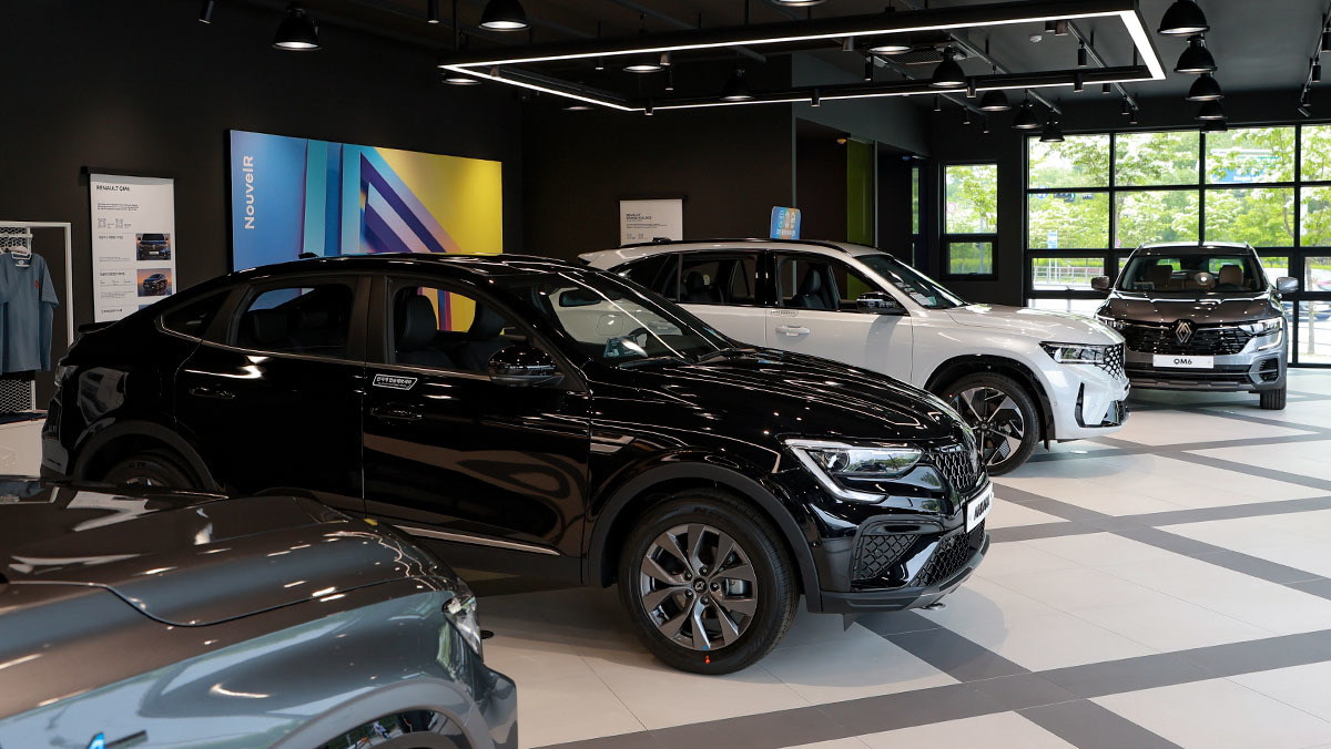 신차 사고 싶지만 '돈이 없다'... 소비자 절반, 가격과 금리에 구매 주저 - 뉴스 썸네일 이미지