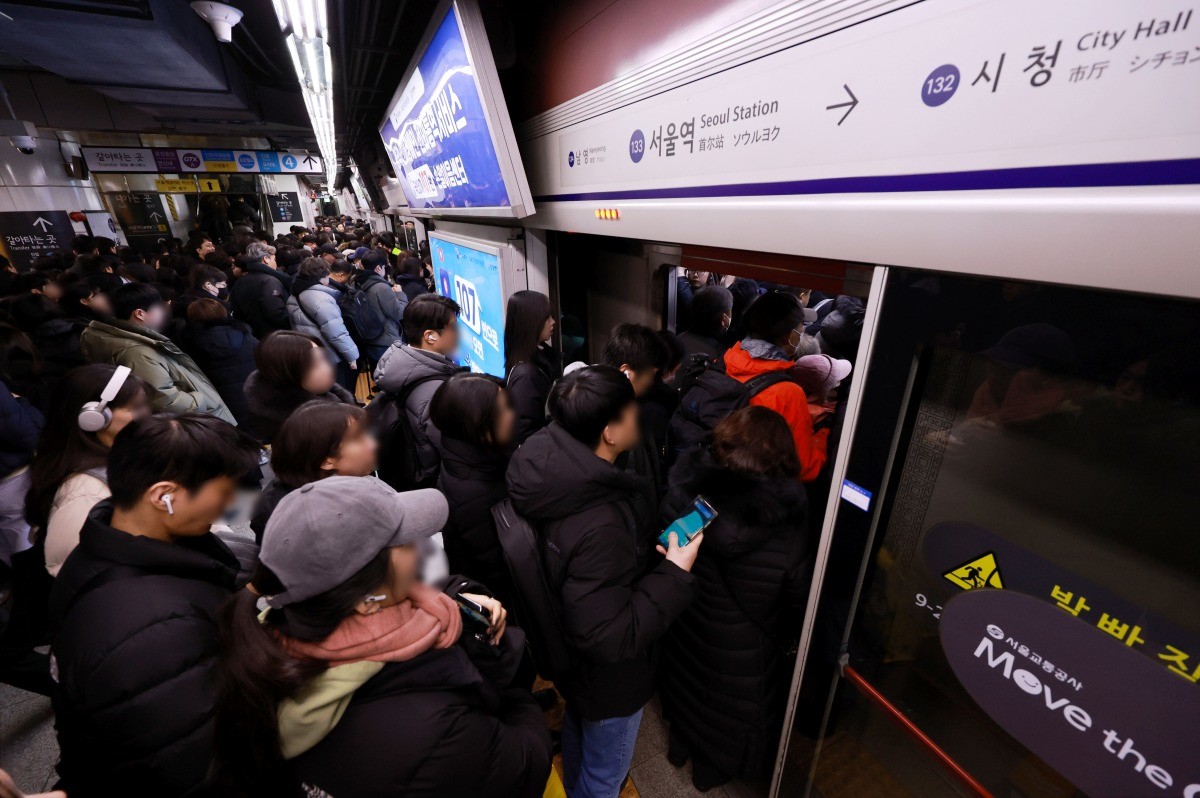 서울 시내버스 노동조합이 무기한 전면파업에 돌입한 지난 13일 서울역에서 시민들이 지하철을 이용해 출근하고 있다. / 뉴스1