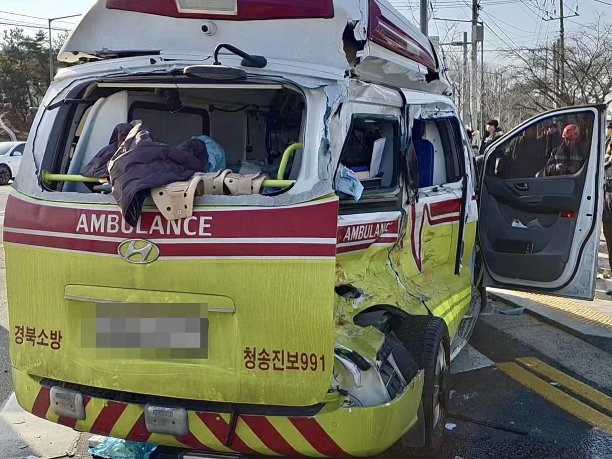 사고로 파손된 구급차 / 연합뉴스 TV 제공