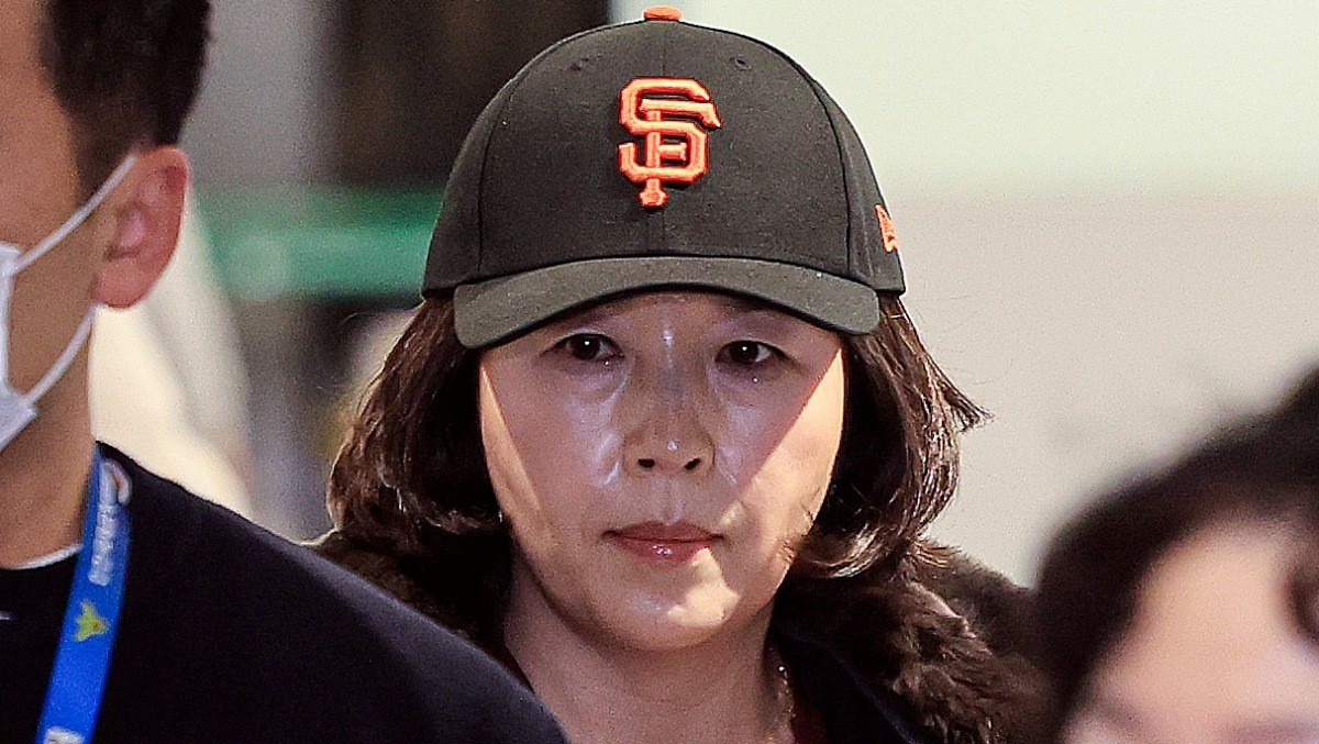 김경 서울시의원이 지난 11일 인천국제공항 제1여객터미널을 통해 귀국하고 있다. / 뉴스1