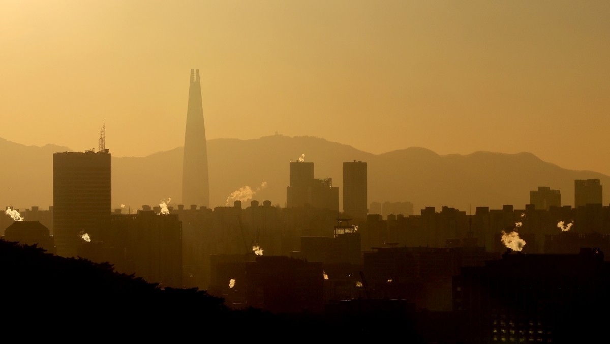 서울 도심 빌딩들이 난방을 가동하며 발생한 수증기가 피어오르고 있다. / 뉴스1