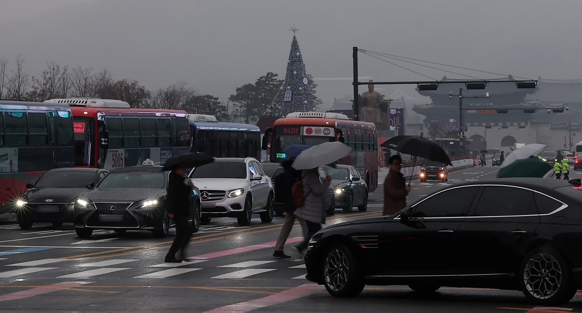 겨울비가 내린 도심에서 전조등을 켠 자동차들이 주행하고 있다. / 뉴스1