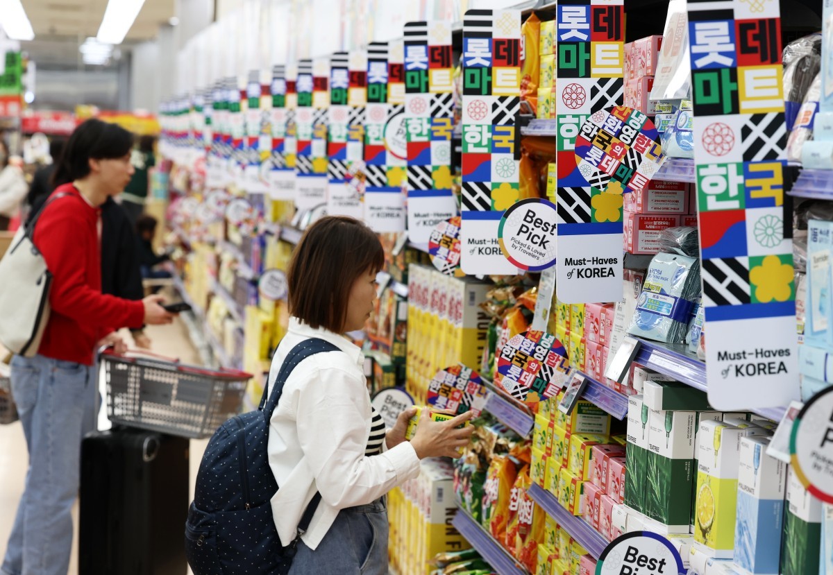 쇼핑하는 외국인 관광객들 / 뉴스1