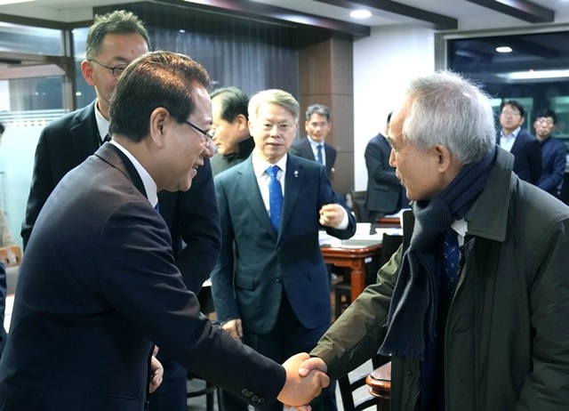 김영록 전라남도지사가 15일 서울 국회의원회관에서 광주·전남 행정통합 특별법안 검토를 위해 열린 조찬 간담회에서 참석자들과 인사를 나누고 있다.