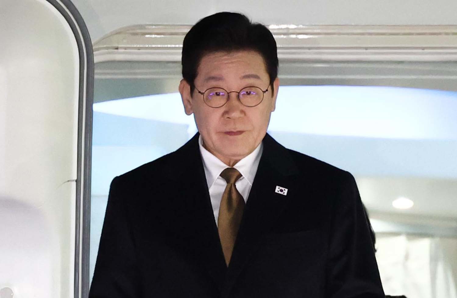 일본 순방 일정을 마친 이재명 대통령이 14일 경기 성남 서울공항에 도착해 공군1호기에서 내려오고 있다. / 뉴스1