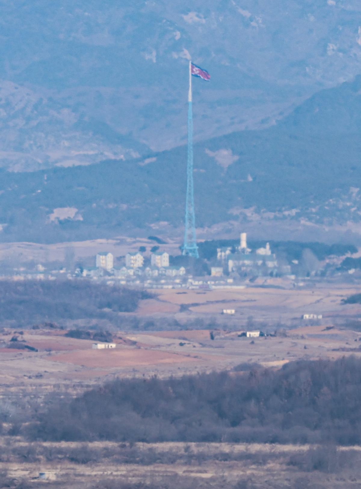 지난 11일 경기 파주시 오두산통일전망대에서 바라본 북한 기정동 마을 인공기. 자료사진. / 뉴스1