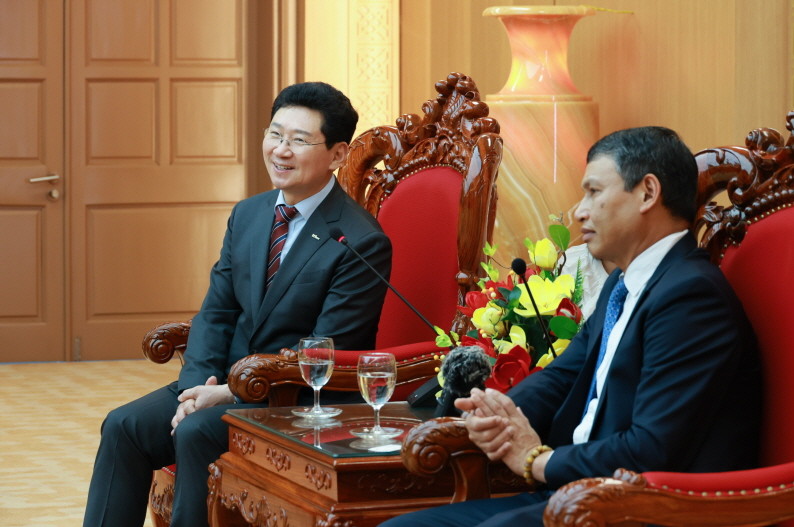 이상일 용인특례시장(왼쪽)은 14일(현지시간) 다낭 시청에서 호 끼 민 다낭시 상임 부인민위원장(오른쪽)을 만나 우호협약을 체결했다. / 용인특례시