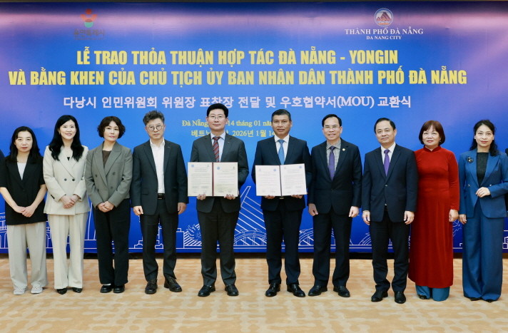 이상일 용인특례시장(가운데)이 다낭시와 우호협약 체결 후 참석자들과 기념촬영하고 있다. / 용인특례시