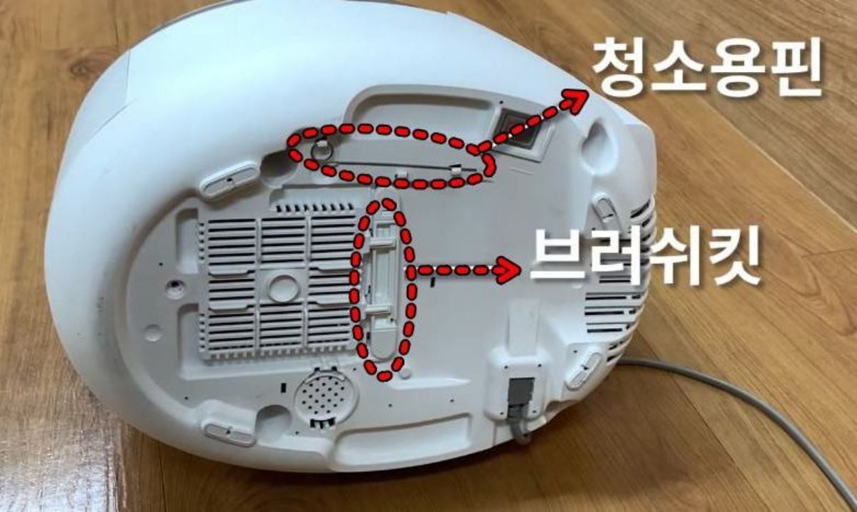 밥솥 관리와 청소를 위해 바닥에 부착돼 있는 청소요핀과 브러쉬킷. / 유튜브 '쿠쿠서비스'