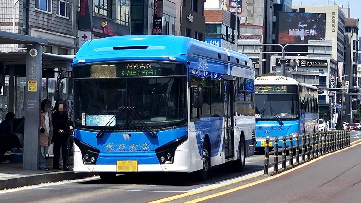 제주시 버스정류장에 정차한 시내버스. / 연합뉴스