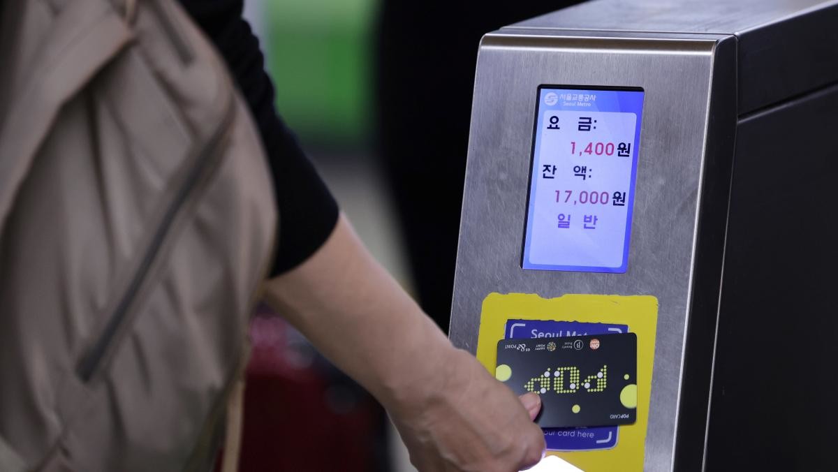 서울 지하철 2호선 을지로입구역에서 승객들이 개찰구를 통과하고 있다.  / 뉴스1