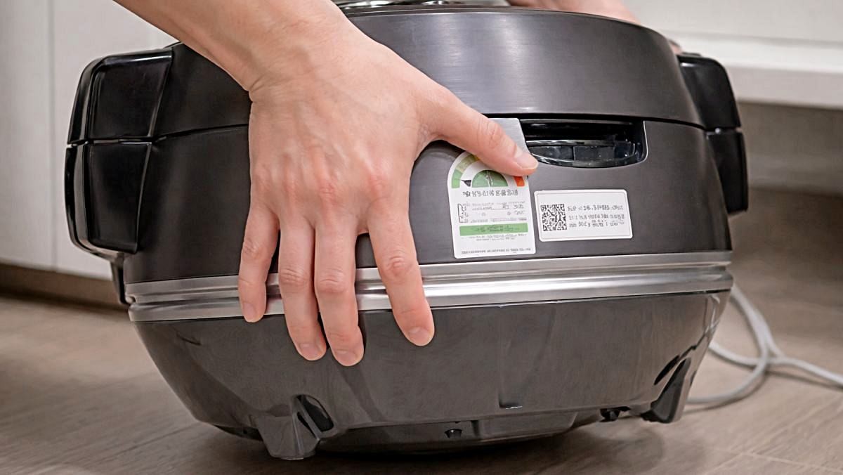 '밥솥 뒤집기!' 기사 내용 토대로 AI툴 활용해 제작한 자료사진.