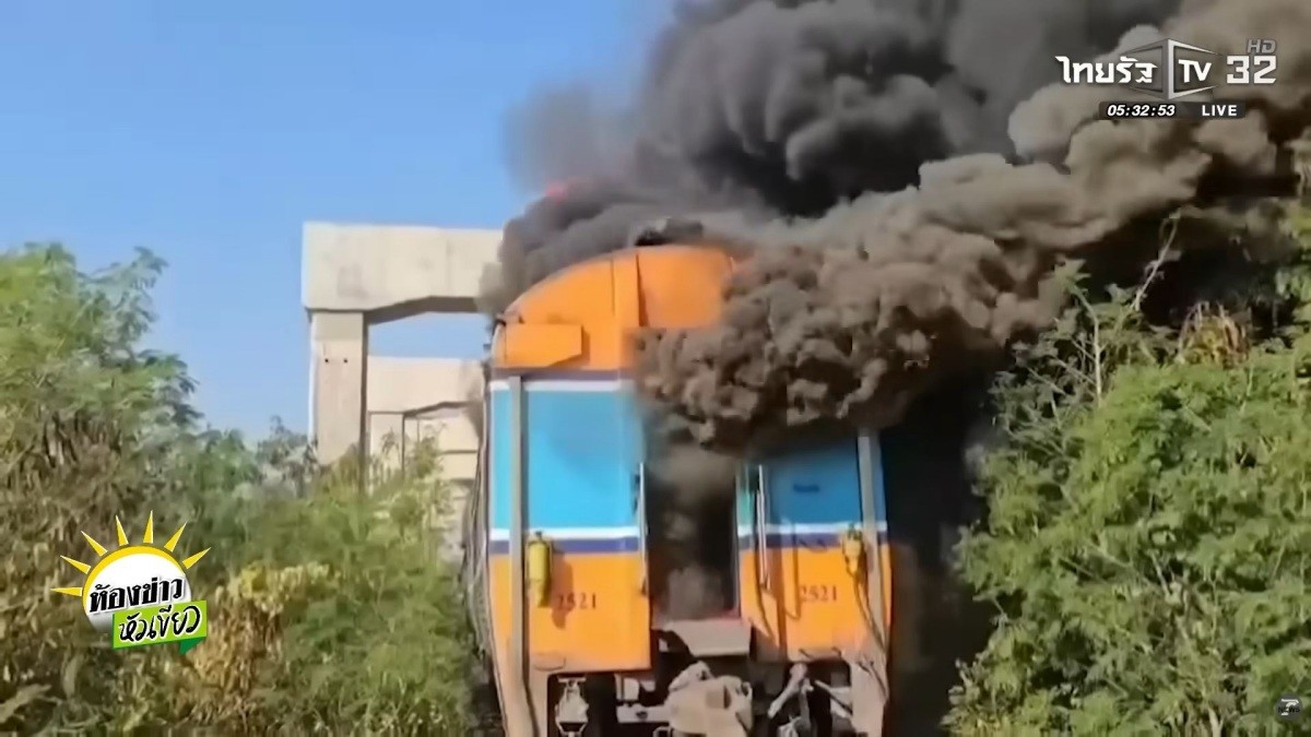 태국 나콘라차시마주 시키오 고속철도 공사 현장. 붕괴한 크레인과 탈선한 열차에 화재가 발생한 모습. 기사 이해를 돕기 위한 자료 사진 / 유튜브 'Thairath News - ข่าวไทยรัฐ' 캡처
