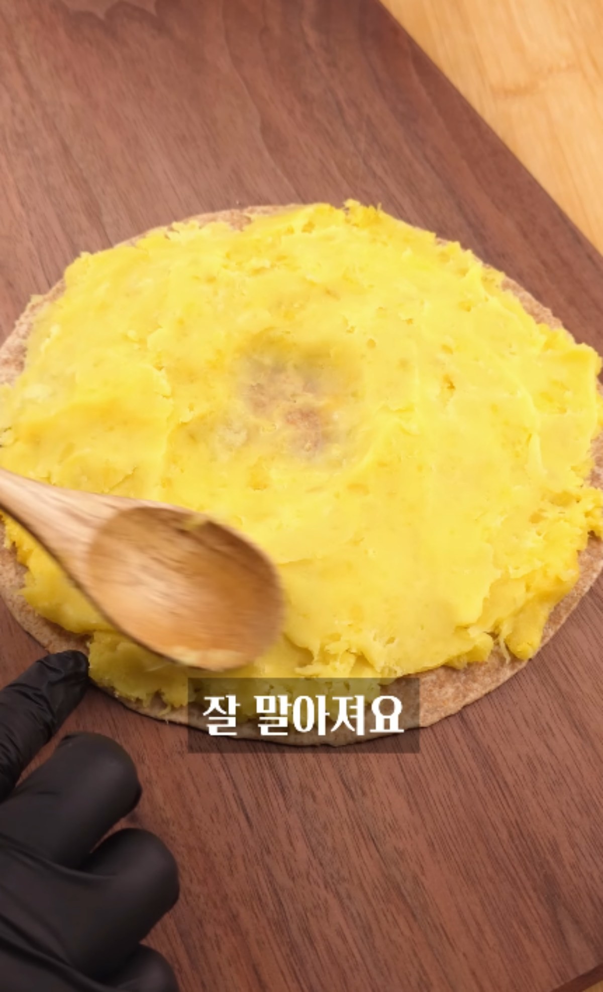 또띠아 위에 펴바르는 모습 / 유튜브 '세자매밥상'