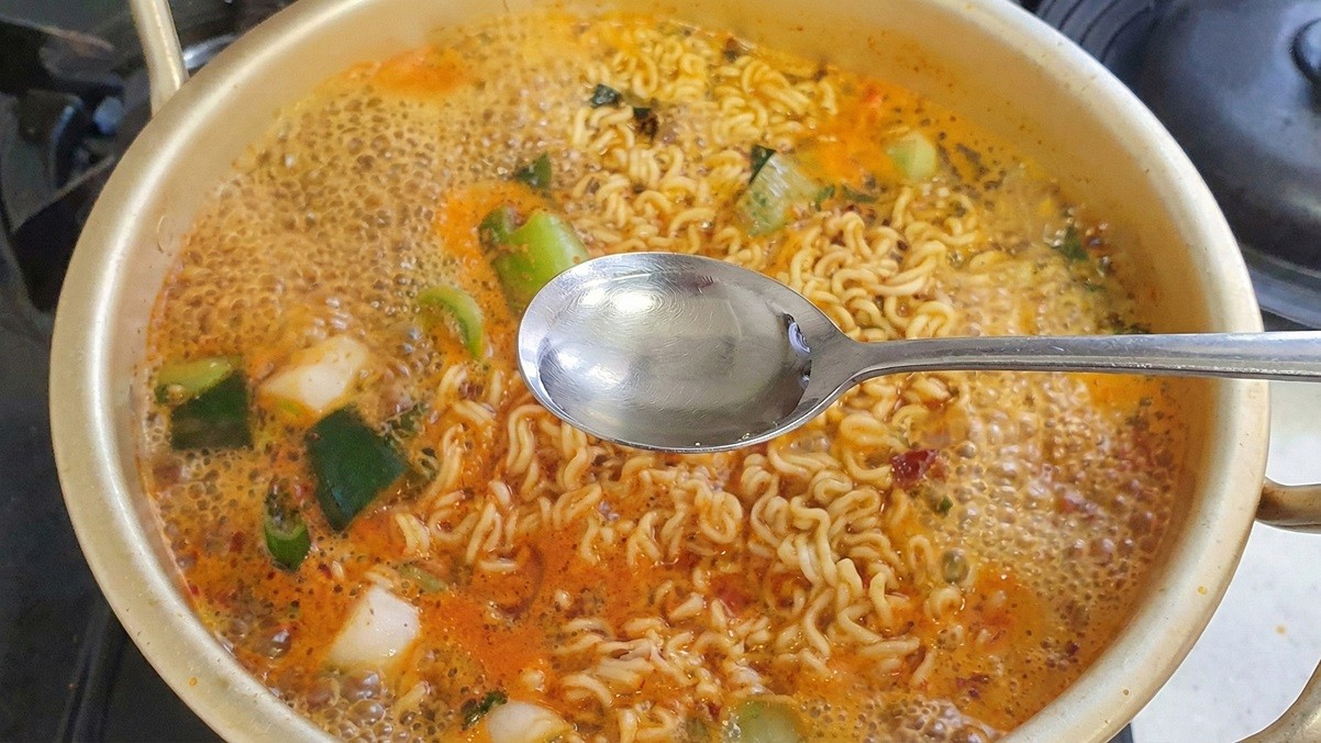 라면에 식초를 넣는 모습 / AI 생성 이미지