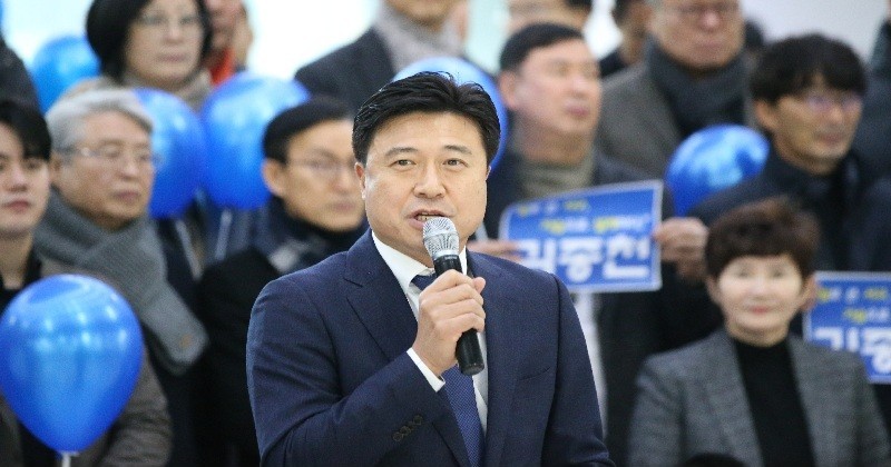 김종천 전 대전시의회 의장이 15일 시 의회 로비에서 출마 기자회견을 열고 대전 서구청장 출마를 공식 선언하고 있다. / 사진=김지연 기자