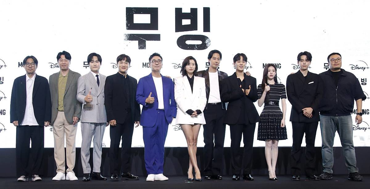 500억 대작 '무빙'. 박인제 감독(왼쪽부터)과 배우 김희원, 김성균, 차태현, 류승룡, 한효주, 조인성, 이정하, 고윤정, 김도훈, 강푹 작가가 2023년 8월 3일 서울 강남구 그랜드 인터컨티넨탈 서울 파르나스에서 열린 디즈니+ 오리지널 시리즈 '무빙' 제작발표회에서 포즈를 취하고 있다 / 뉴스1