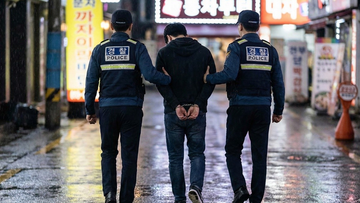 경찰에 연행되는 남성 자료 이미지 / AI 생성 이미지