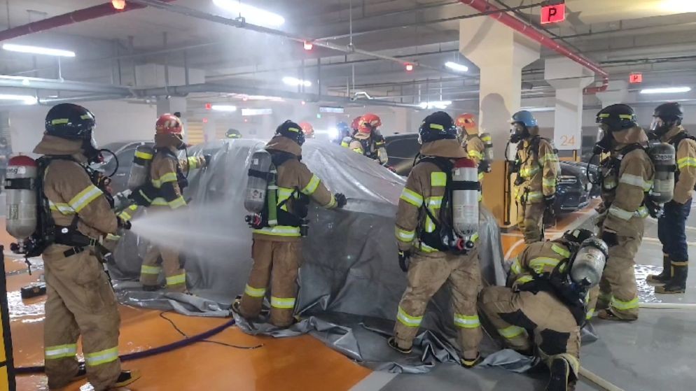 전기차 화재_질식소화포 활용 진압 장면(소방본부) / 세종시