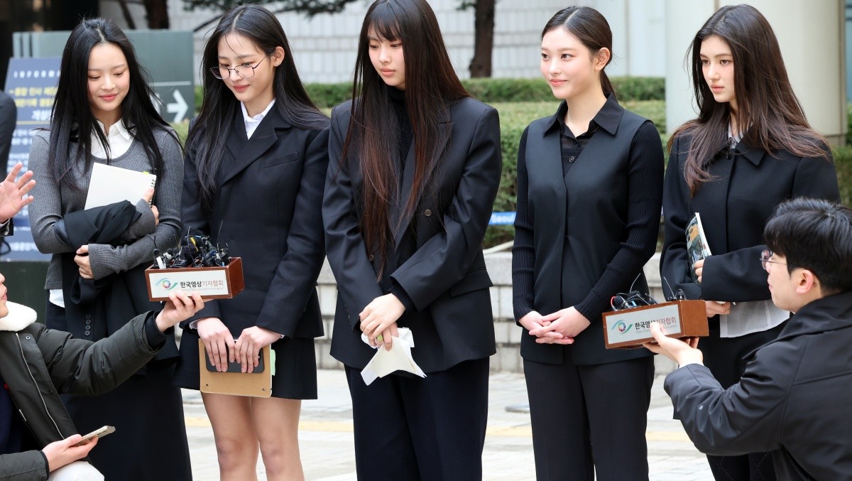 지난해 ‘기획사 지위보전 및 광고계약 체결 등 금지’ 가처분 심문기일 참석한 하니, 민지, 혜인, 해린, 다니엘 / 뉴스1