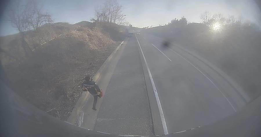 안동시 일직면 중앙고속도로 갓길에 정차된 트럭 화재 당시 모습