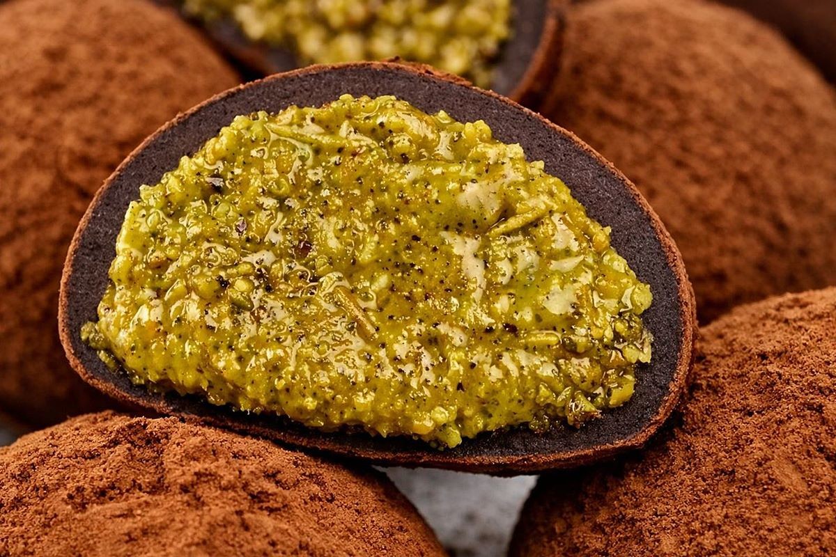 두바이초콜릿쫀득쿠키(두쫀쿠) 모습. 기사 이해를 돕기 위해 AI를 활용해 제작한 자료 사진. 최근 크게 유행하고 있는 디저트 '두바이 초콜릿 쫀득 쿠키'(두쫀쿠)가 과식이나 심혈관 질환을 유도할 수도 있는 만큼 섭취에 주의해야 한다는 전문가 지적이 나왔다.