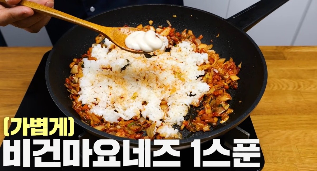 '비건 마요네즈'를 넣는 모습 / 유튜브 '김대석 셰프TV'