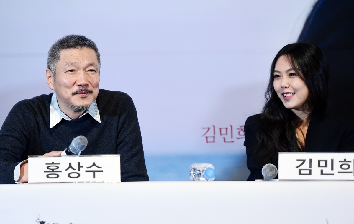 ‘밤의 해변에서 혼자’ 언론 시사회에 참석해 열애 사실을 공개한 홍상수와 김민희 / 뉴스1