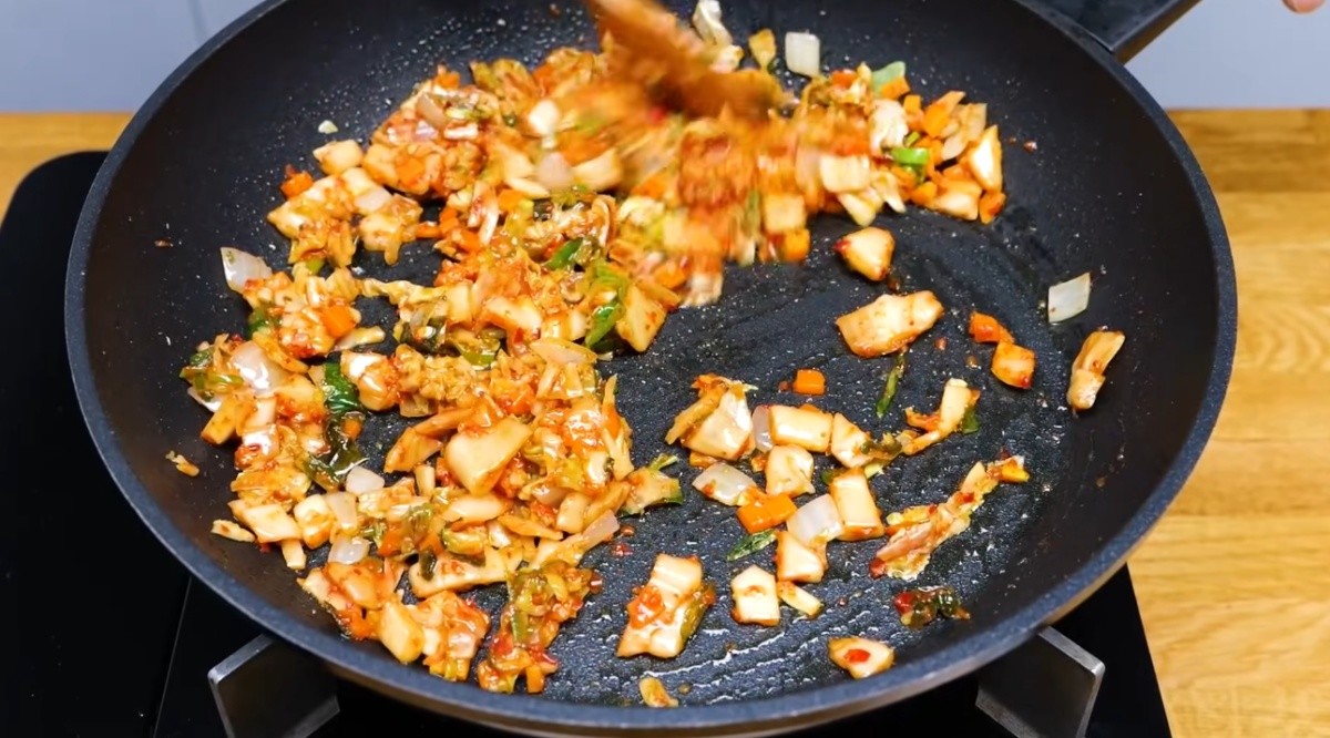 김치를 볶는 모습 / 유튜브 채널 '김대석 셰프TV'