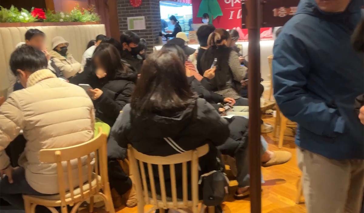 대기 중인 이재모피자 손님들. / '꽁형튜브' 유튜브 영상 캡처