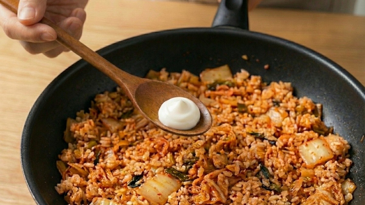 김치볶음밥에 마요네즈를 넣는 모습 / 기사 내용 이해를 돕기 위해 제작한 AI 이미지