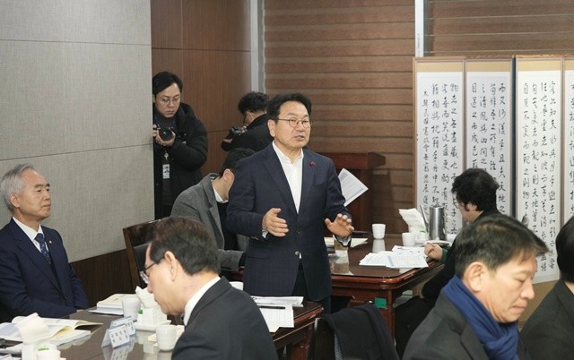 강기정 광주광역시장이 15일 국회의원회관에서 ‘광주‧전남 행정통합 추진을 위한 지역 국회의원 조찬 간담회’에 참석해 특별법 제정과 관련한 주요 내용을 논의하고 있다. /광주광역시 제공