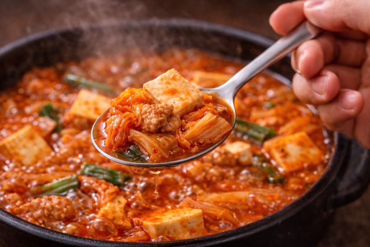 완성된 김치찌개 모습. 기사 이해를 돕기 위해 AI를 활용해 제작한 자료 사진. 적절한 양의 소주는 김치찌개의 맛을 해치지 않으면서도 전체적인 완성도를 높이는 역할을 한다.