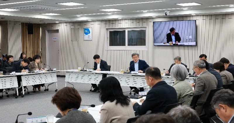 정용래 유성구청장이 15일 오전 2026년 새해 첫 확대간부회의를 주재하고 있다./사진=유성구