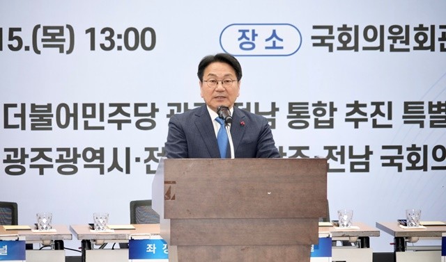 강기정 광주광역시장이 15일 서울 국회의원회관 제1소회의실에서 열린 ‘광주전남 행정통합 추진 공청회’에 참석해 행정통합 추진 배경 및 필요성을 설명하고 있다. /광주광역시 제공