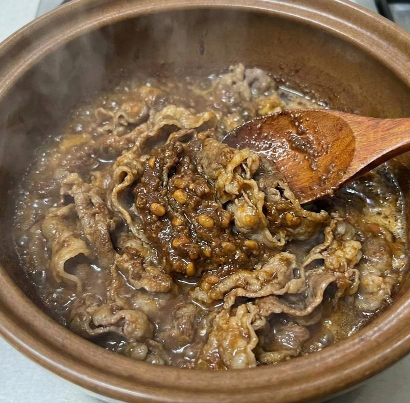 고기 지방이나 기름에 된장 먼저 볶기. 기사 내용 토대로 AI툴 활용해 제작한 자료사진.