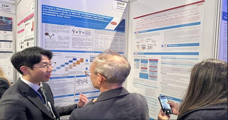 차세대 면역항암제 BH3120의 임상 경과가 담긴 포스터 내용을 설명하고 있다. / 한미약품