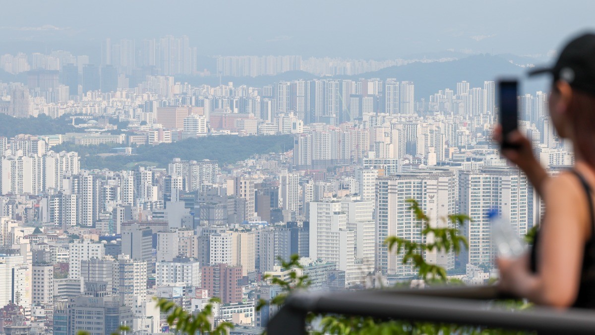서울 남산에서 관광객이 서울 전경을 촬영하는 모습의 자료사진. / 뉴스1