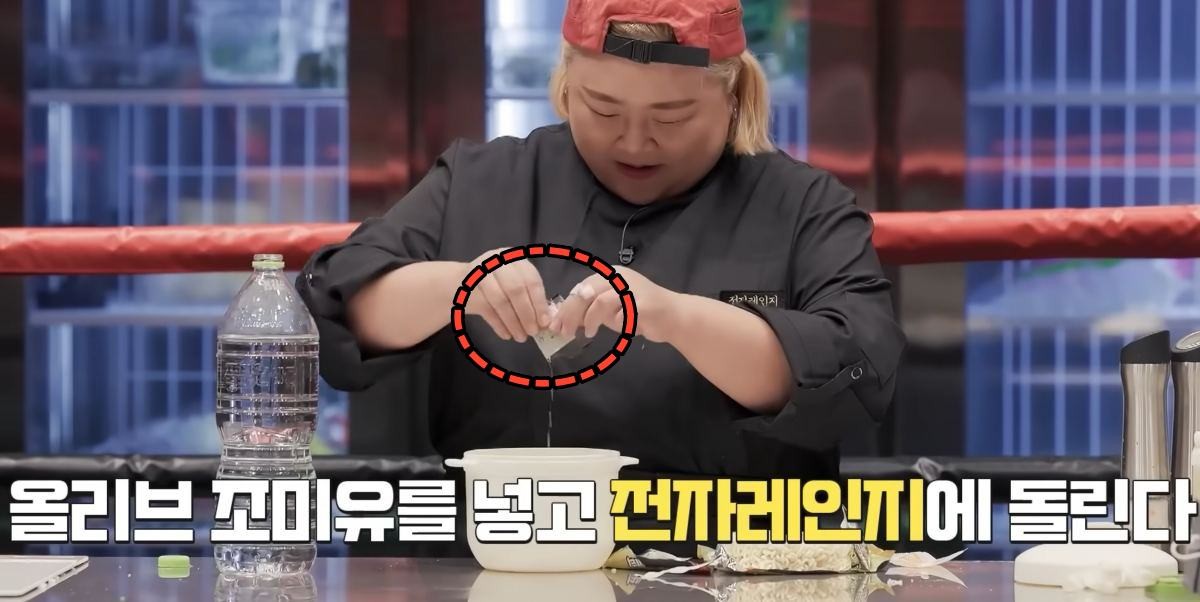 중요 포인트. 면과 물을 같이 넣은 상태에서 올리브유 조미유를 먼저 넣고 전자레인지에 돌린다. / 유튜브 'play 채널A'