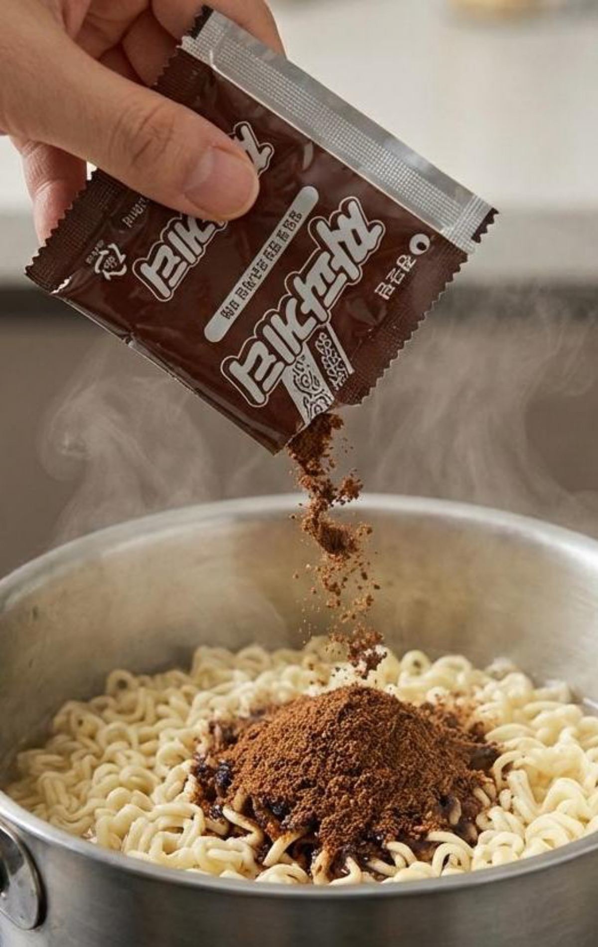 '짜파게티 스프는 언제 넣냐면...' 기사 내용 토대로 AI툴 활용해 제작한 자료사진.