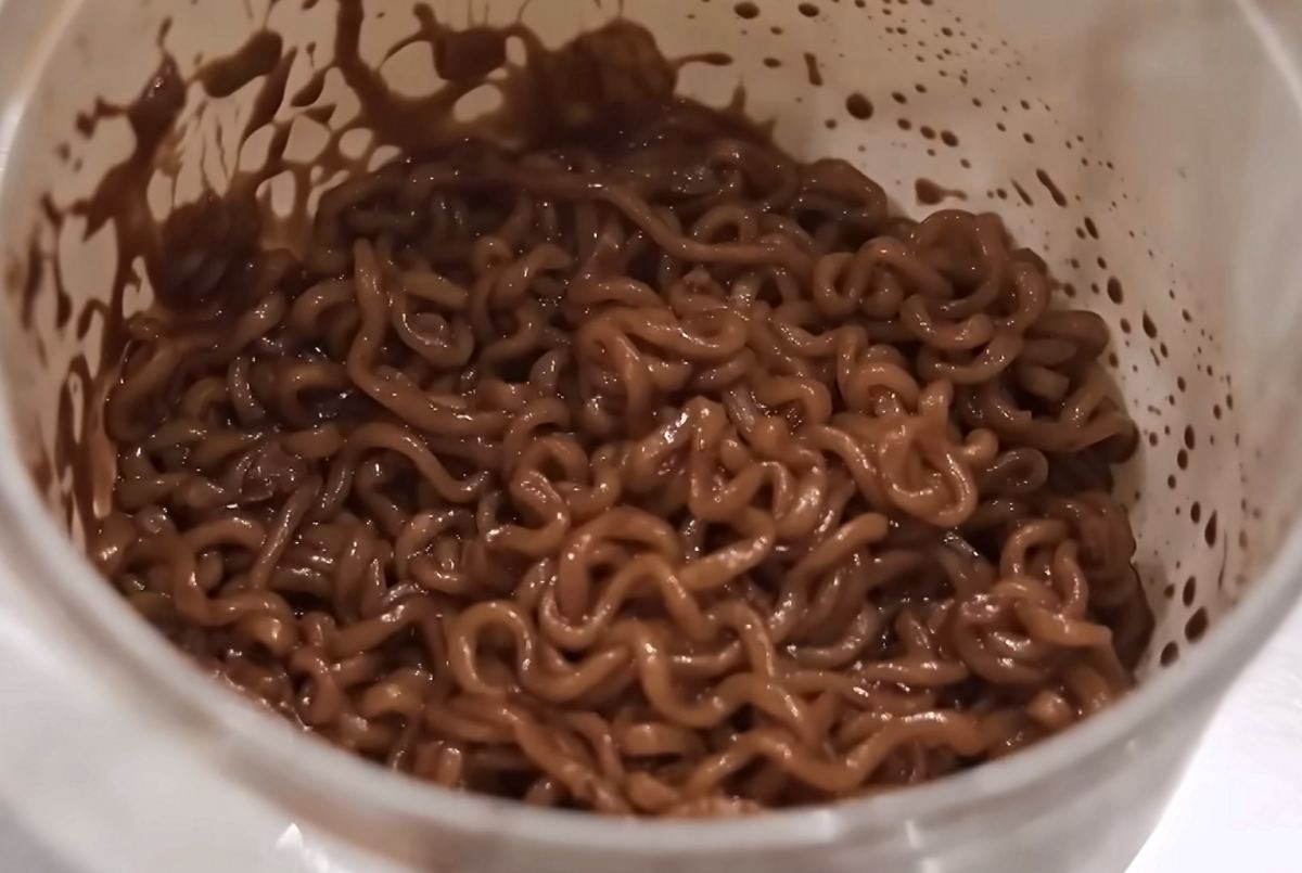 오직 전자레인지로만 완성된 윤기 좔좔 짜파게티 비주얼. / 유튜브 'play 채널A'