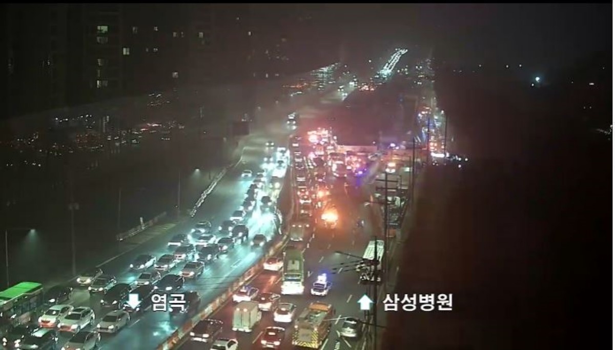 구룡마을 CCTV. 서울 강남구 구룡마을에서 화재가 발생했다. 이번 화재는 16일 새벽 서울 강남구 개포동 구룡마을의 한 빈집에서 발생했으며 소방당국이 대응 1단계를 발령해 진화 작업을 진행했고 현재까지 인명피해는 없는 것으로 확인됐으며 강남구청은 주변 차량 우회와 주민 안전 유의를 당부했다. / 경찰청(UTIC) 제공